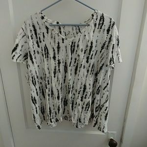 White and black v-neck t-shirt, size 3X